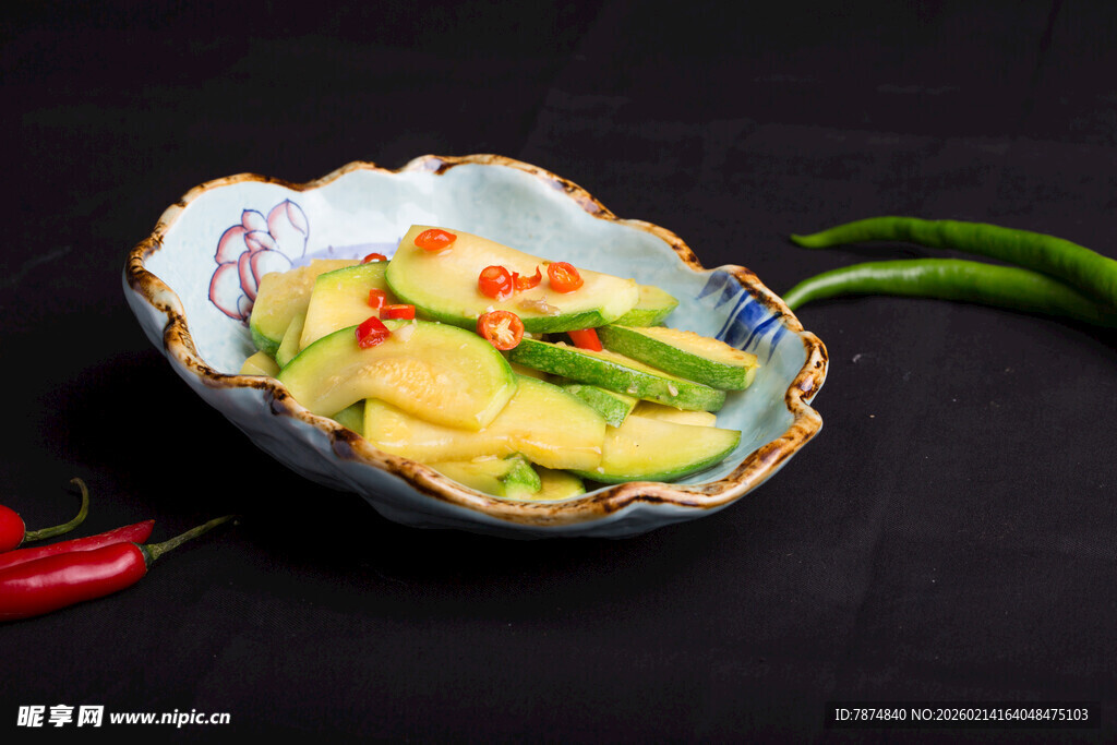 瓷盘装美味凉拌土豆片