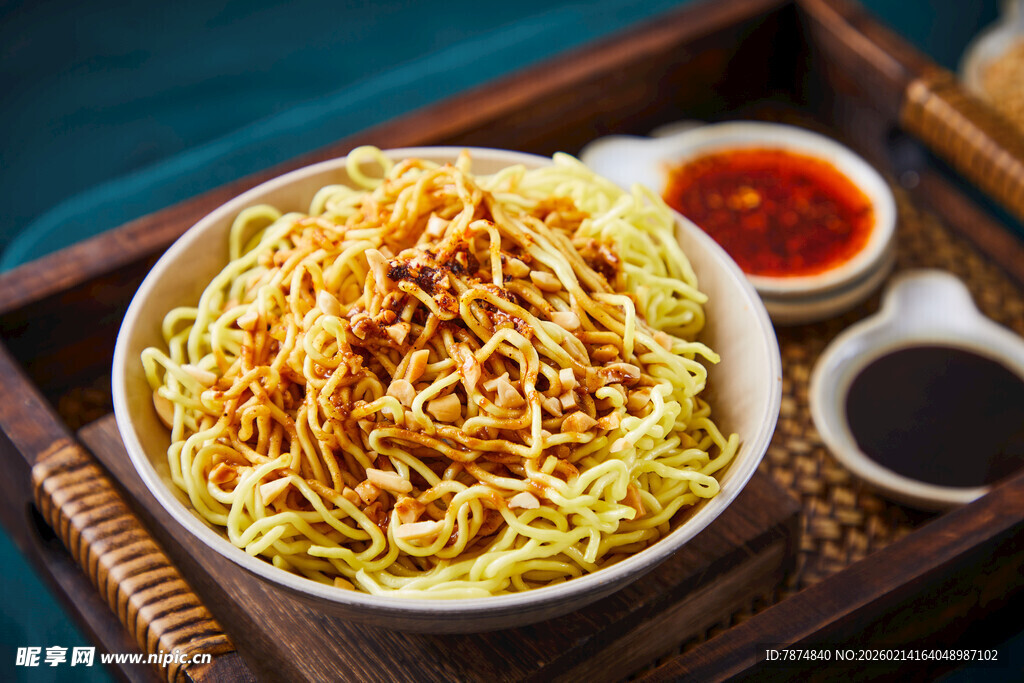 美味拌面配酱料