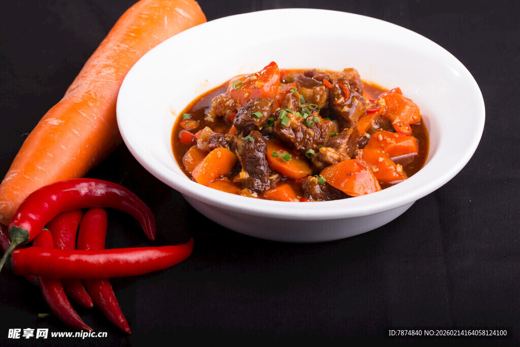 胡萝卜炖肉配辣椒
