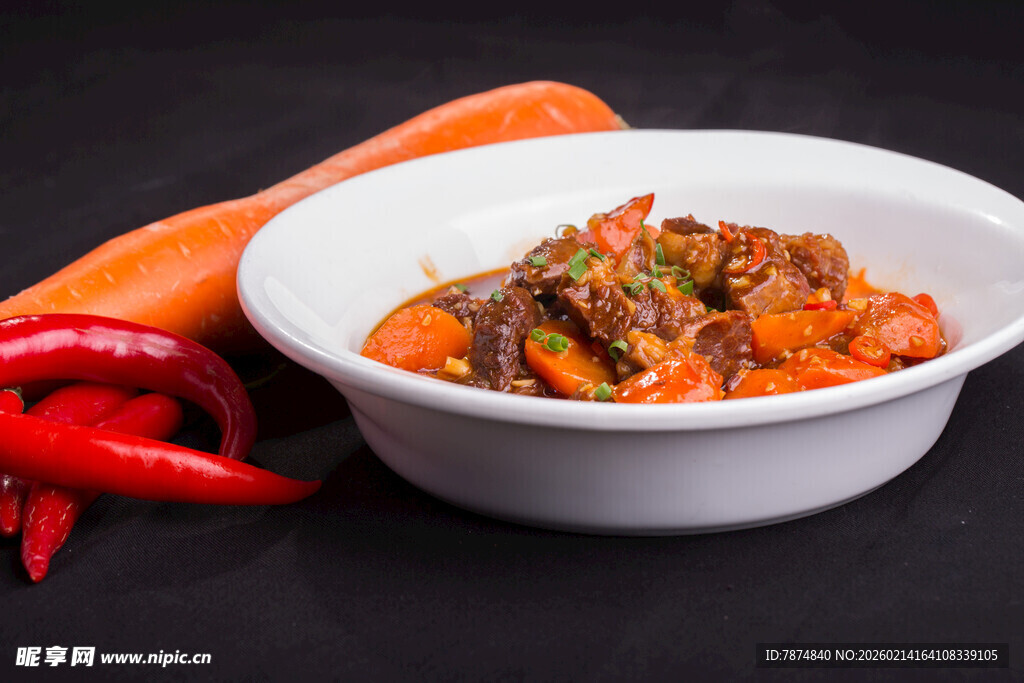 美味炖菜配鲜艳辣椒