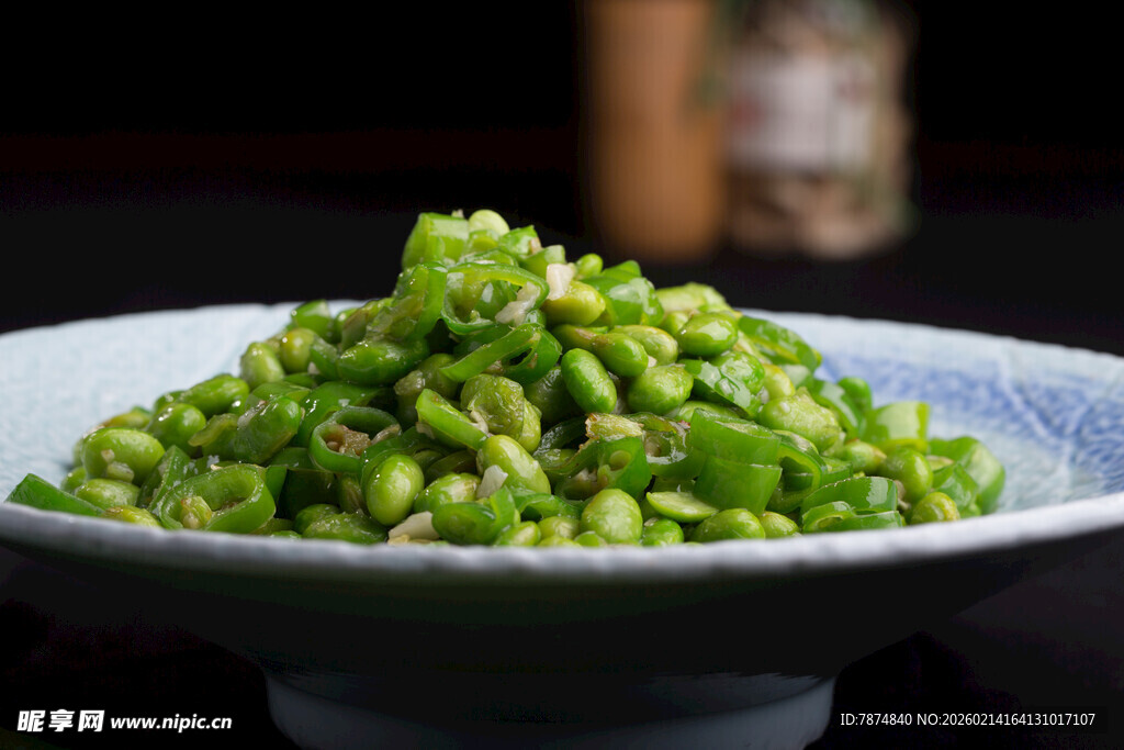 翠绿青椒碎盛于白瓷碗