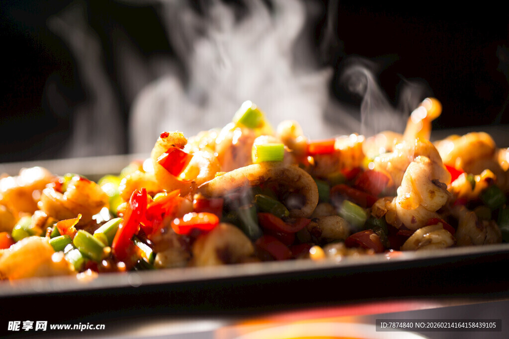 香辣炒牛蛙 热气腾腾美味