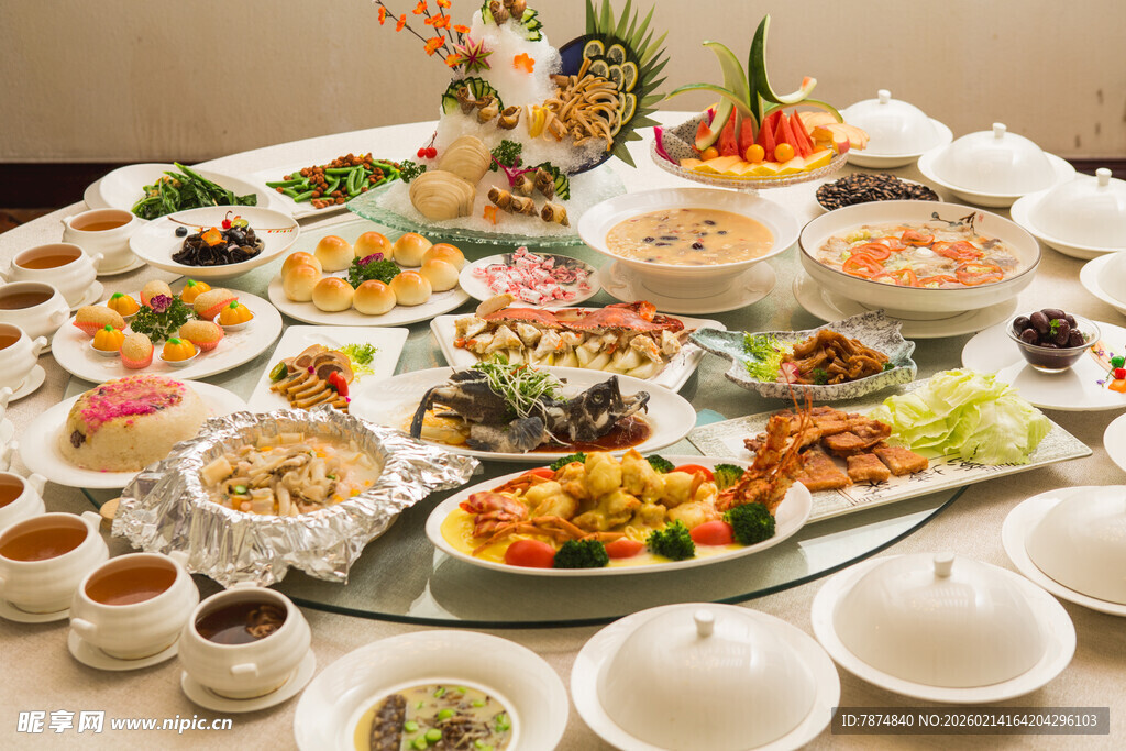 丰盛中式宴席美食摆桌