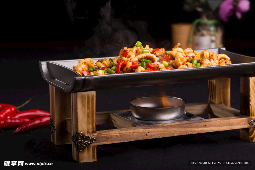 特色木制架上的美味烤盘