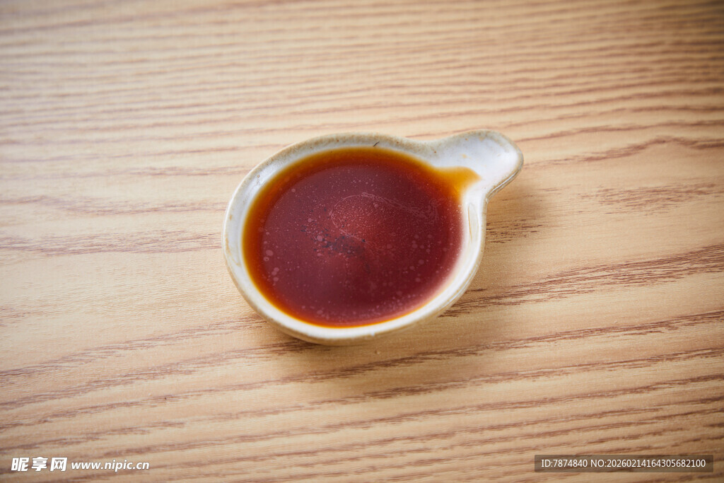小碟装的红色酱汁