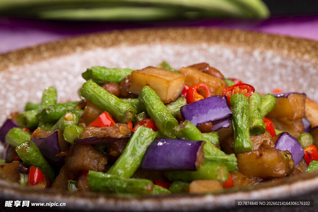 多彩豆角茄子炒菜