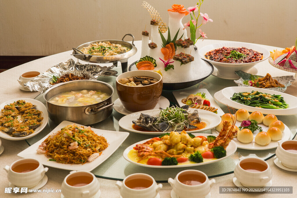 丰盛中式宴席美食摆桌