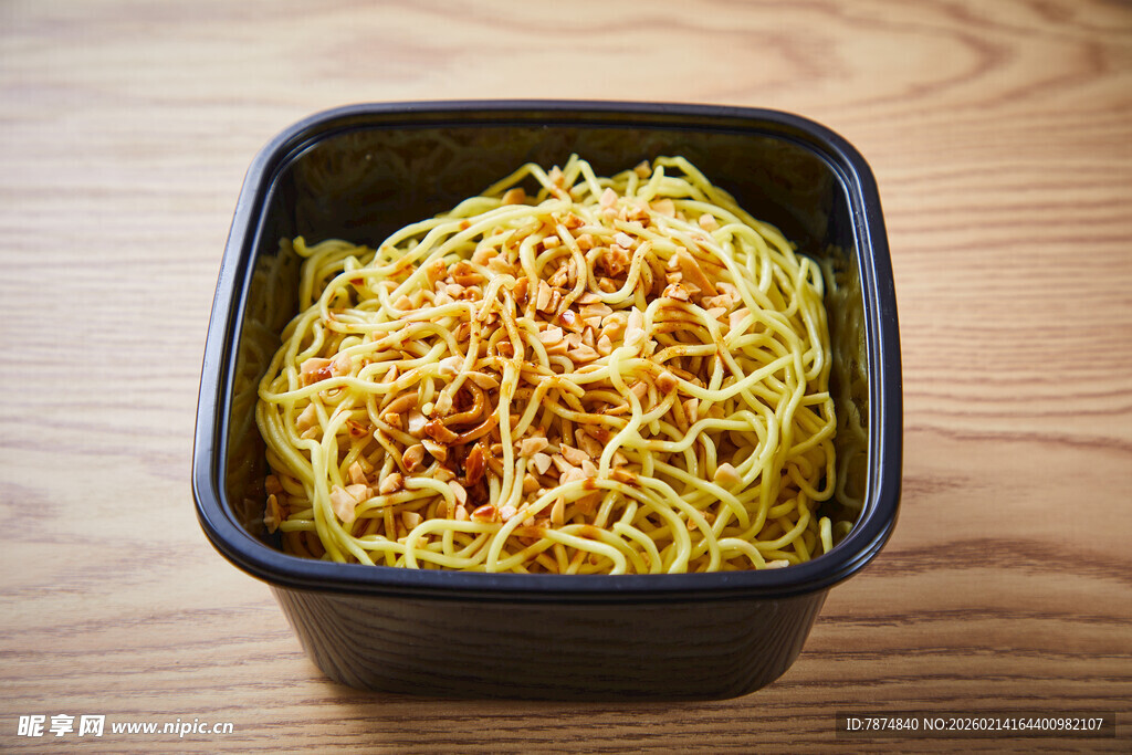 美味黄面条 撒有金黄配料