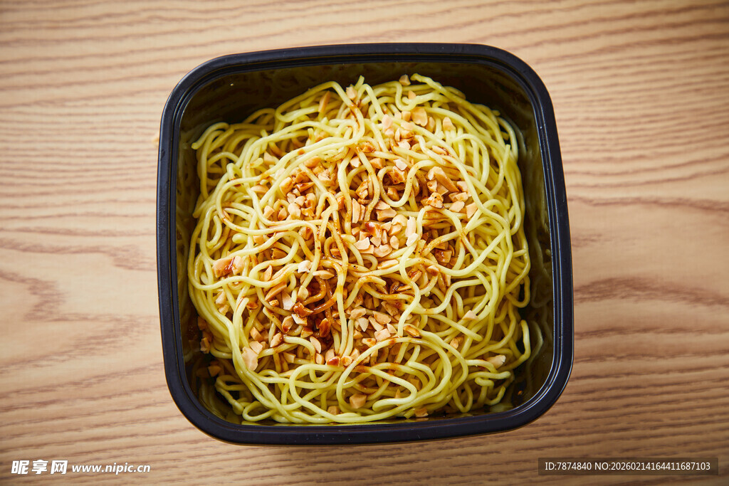 黑色碗装美味芝士意面