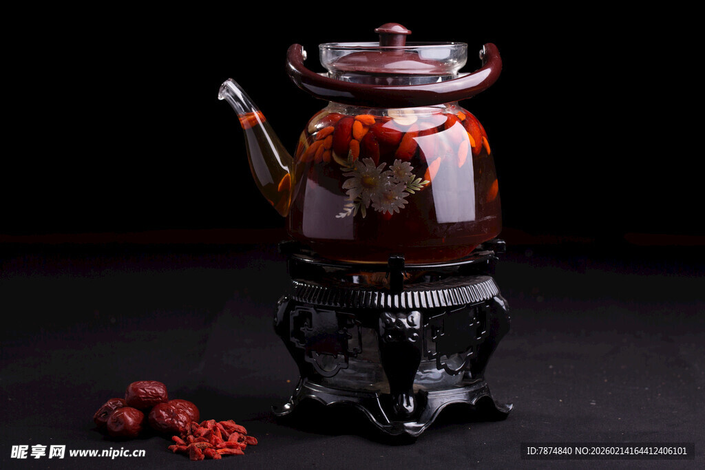 复古风茶壶与枸杞摆件