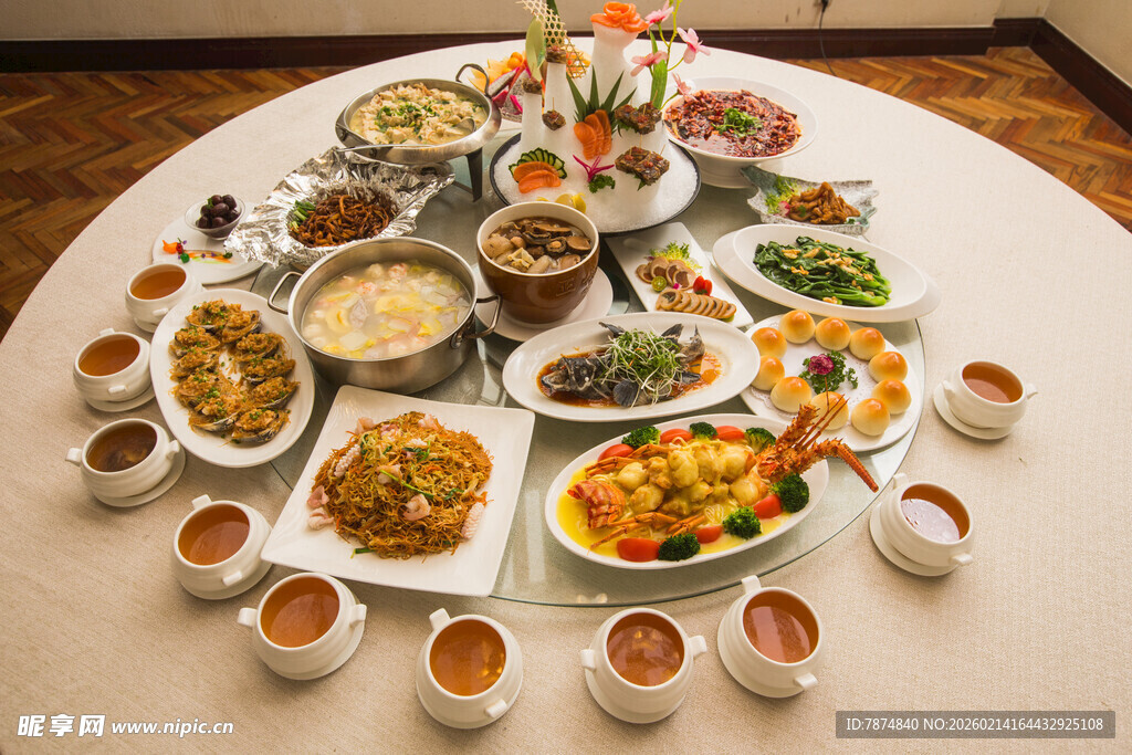 丰盛多样的美味佳肴拼盘