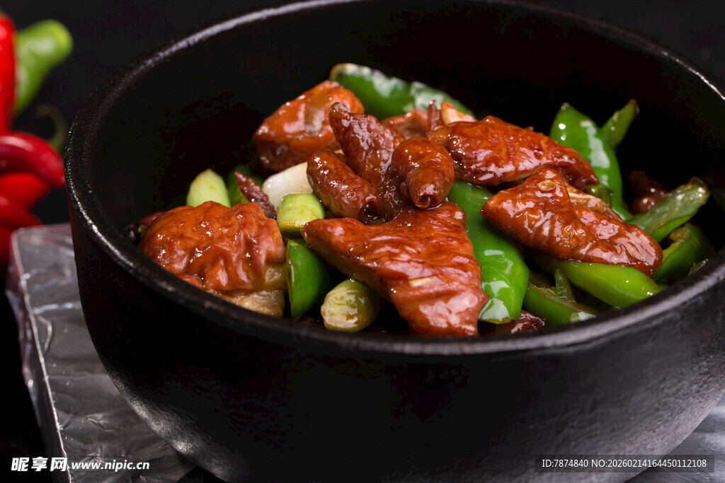 黑碗中的红烧牛肉与青椒