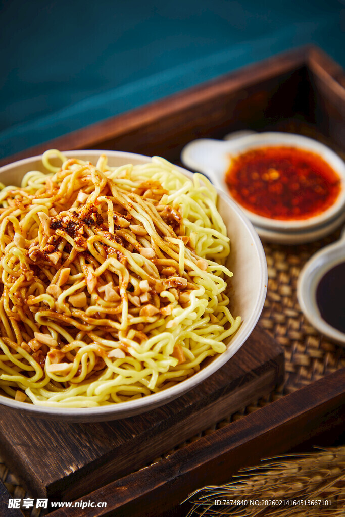 美味炒面配特色酱料