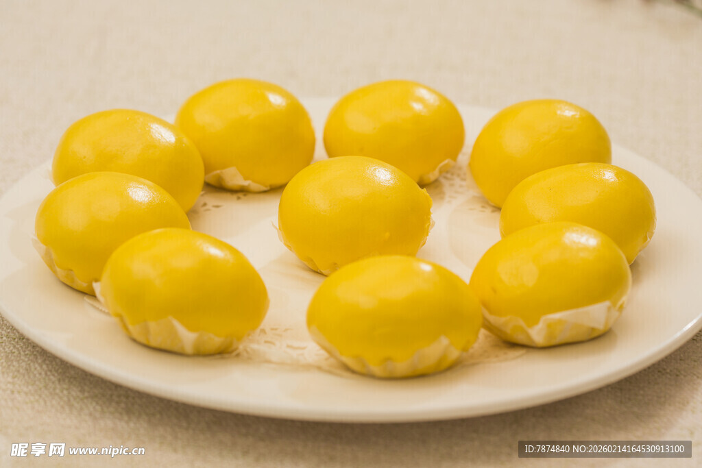 一盘美味的黄色小点心