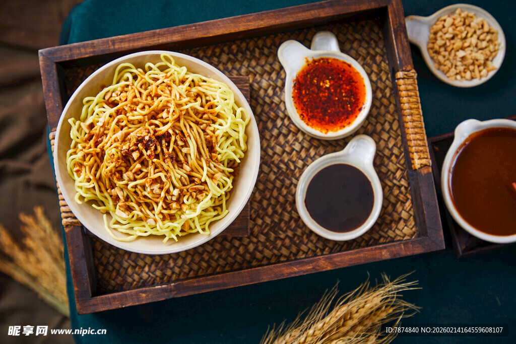 美味炒面配多样酱料