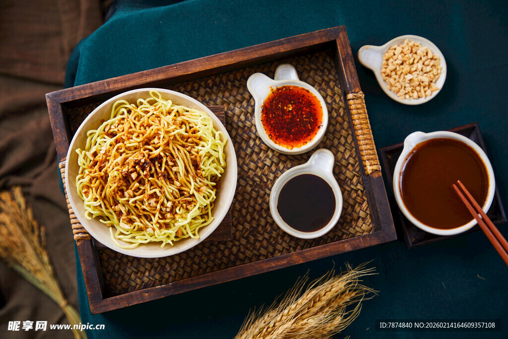 美味炒面配多样调料