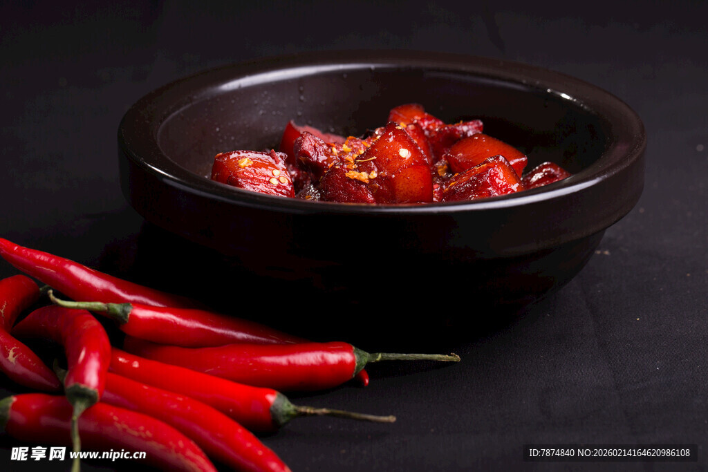 碗中辣酱配鲜辣红辣椒
