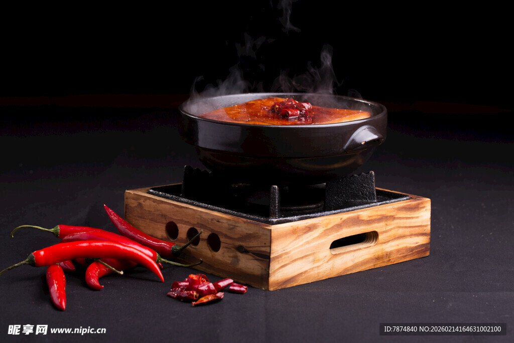 木质炉灶上的沸腾红汤锅