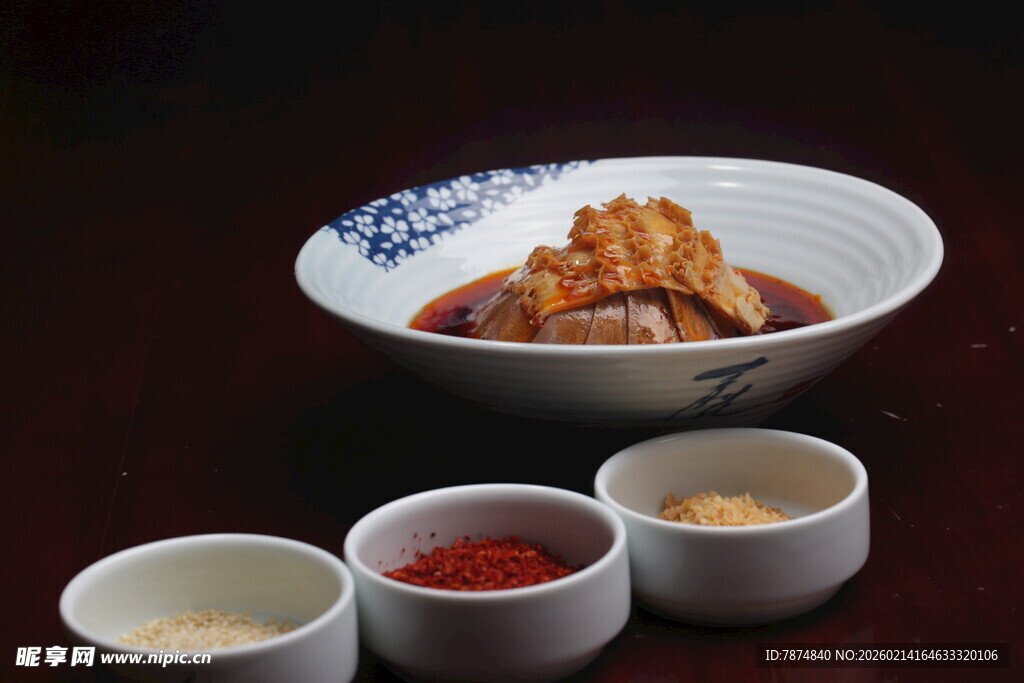 美味菜肴配多样蘸料