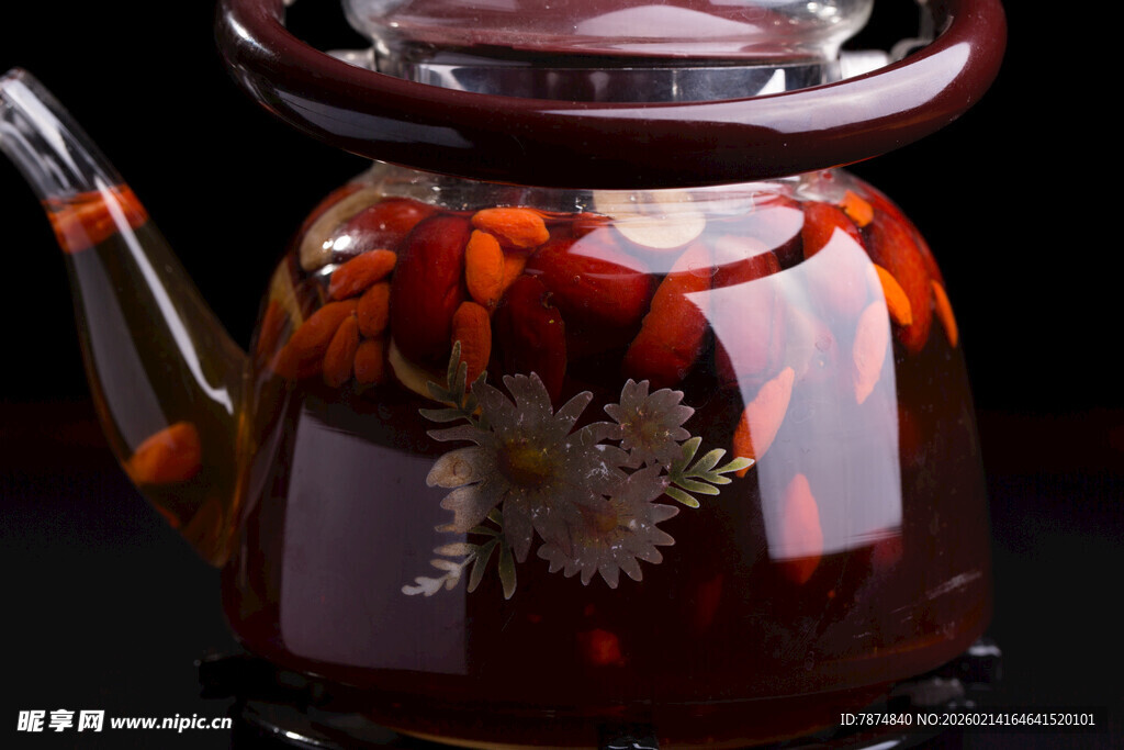 玻璃壶中的缤纷花草茶