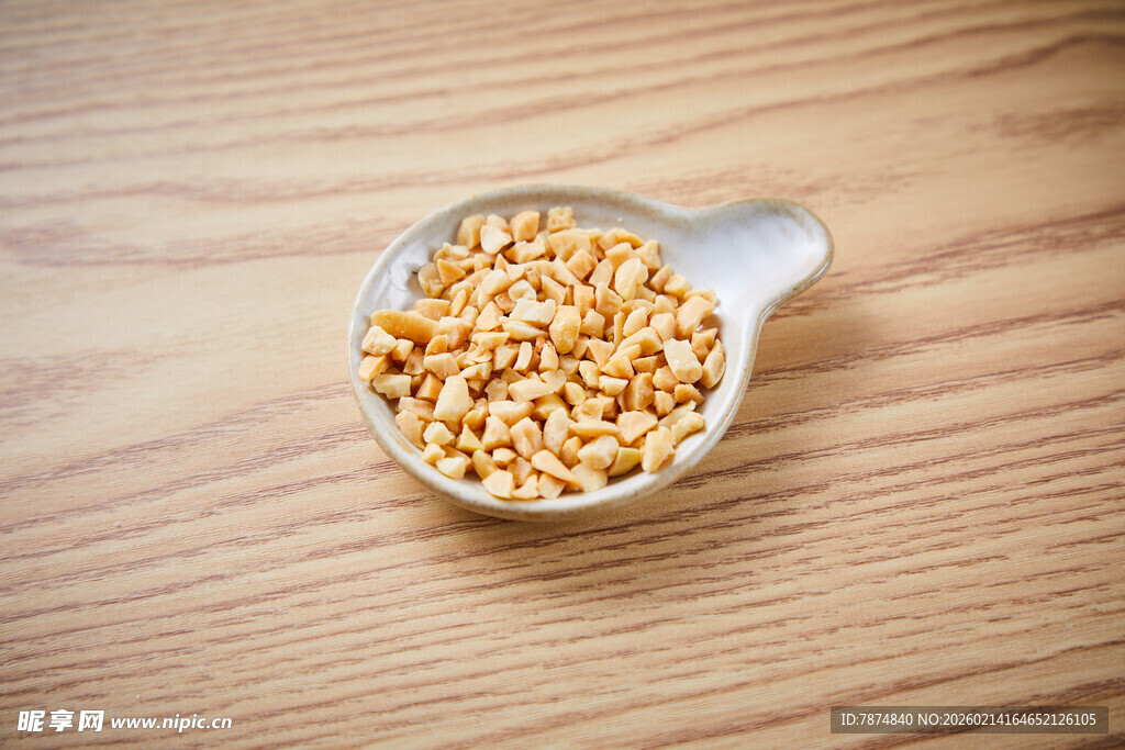 木勺中的金黄松子仁