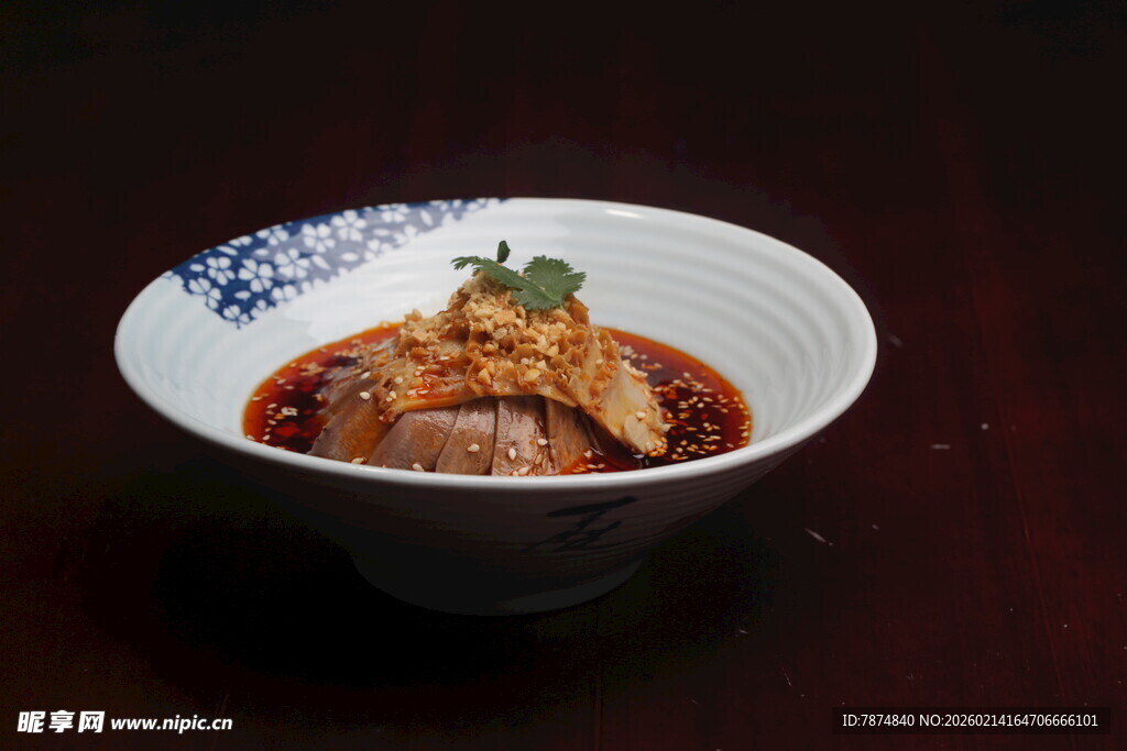 美味中式菜肴摆于白碗中