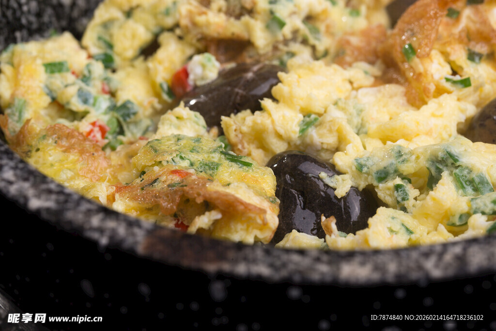 铸铁锅中的美味蔬菜炒蛋