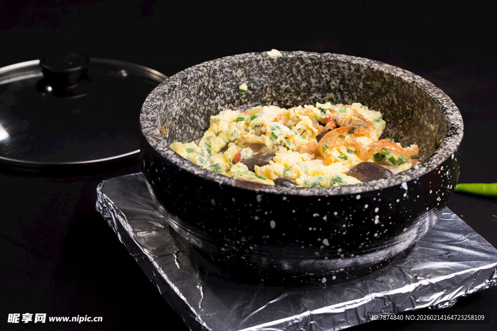 石锅中的美味蛋炒饭