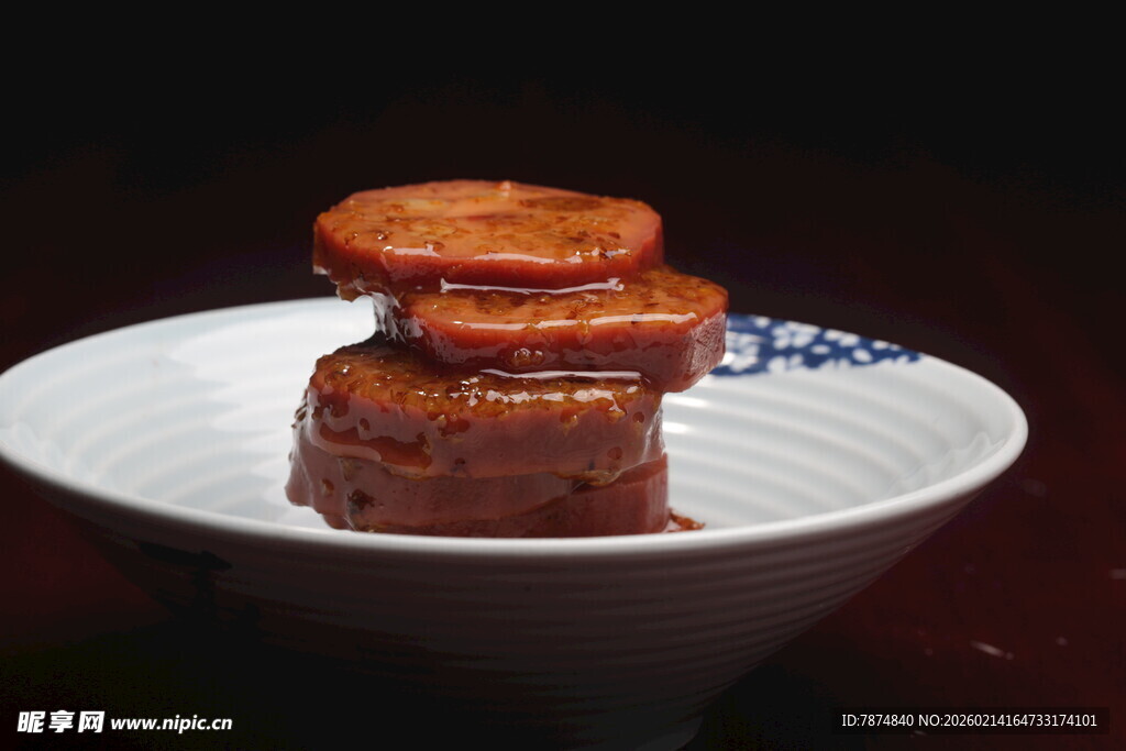 美味叠放的棕色糕点