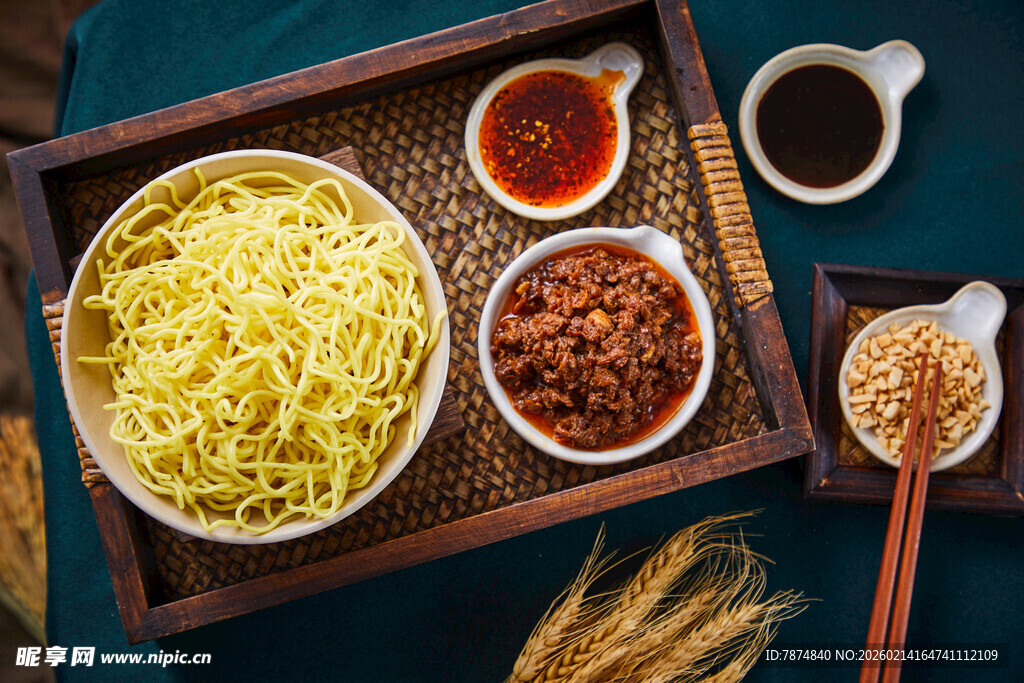 美味面食调料组合展示