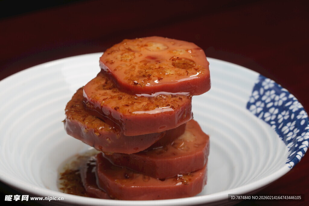 堆叠的美味卤制猪耳朵