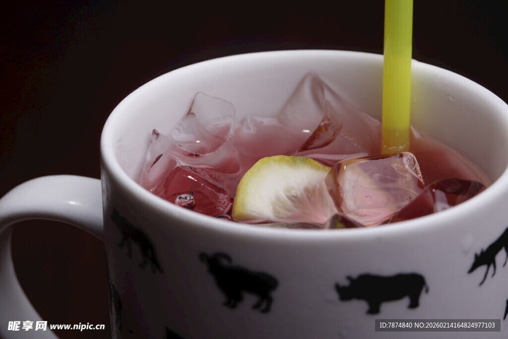 杯中冰饮配柠檬与吸管