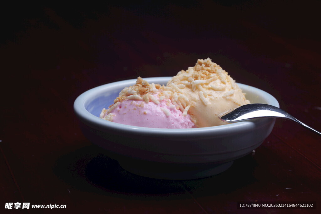 碗中美味冰淇淋与饼干