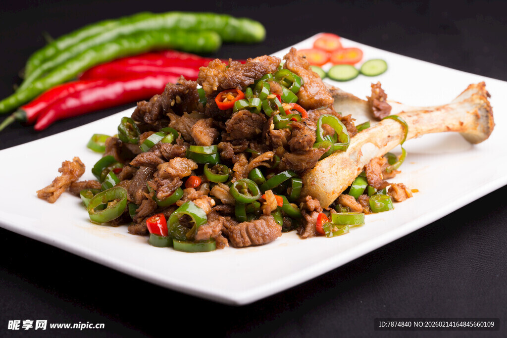 香辣排骨炒肉 鲜香诱人