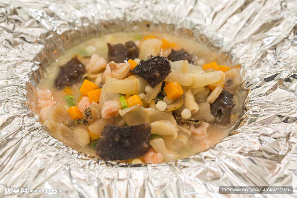 锡纸碗中的美味蔬菜杂烩