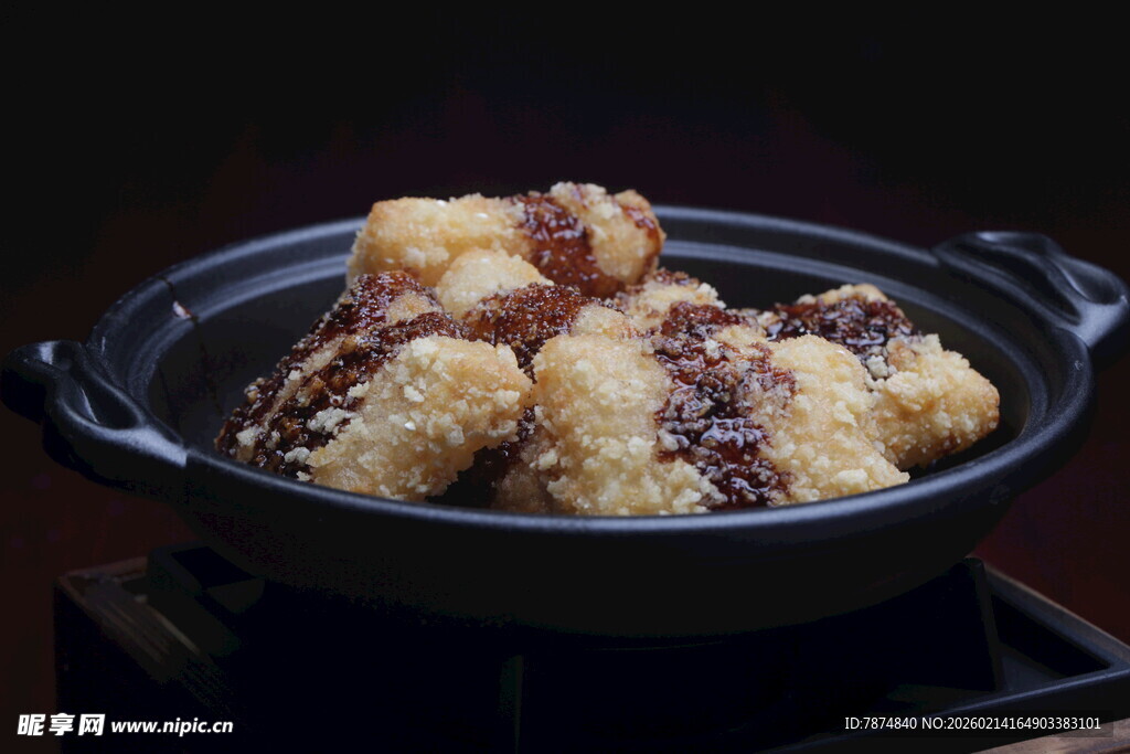 砂锅中的美味炸物