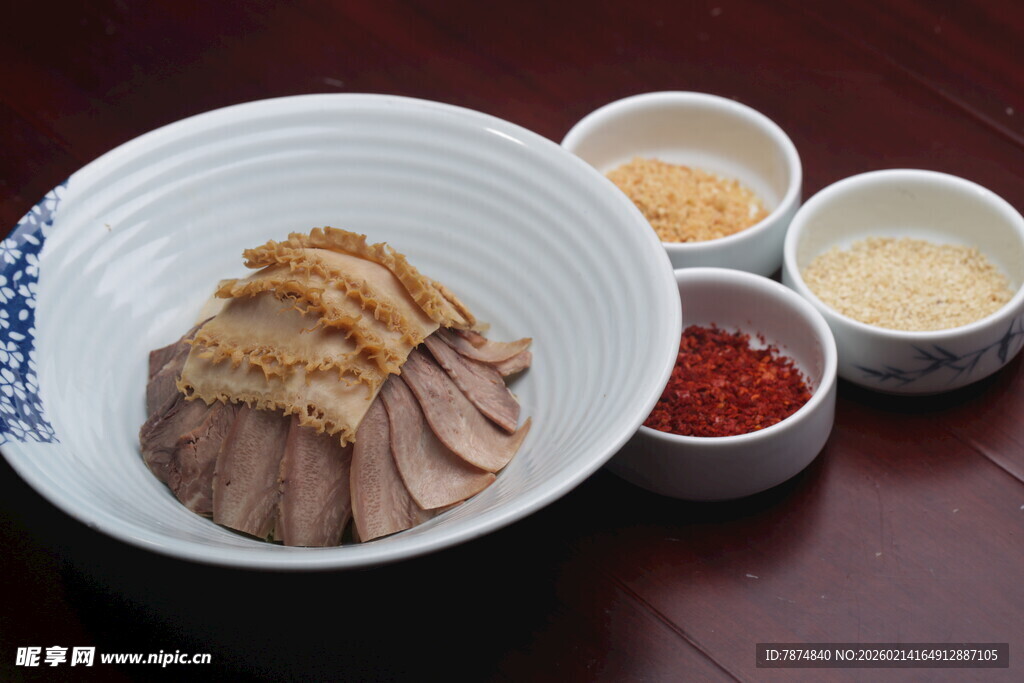 美味切片肉搭配多样蘸料