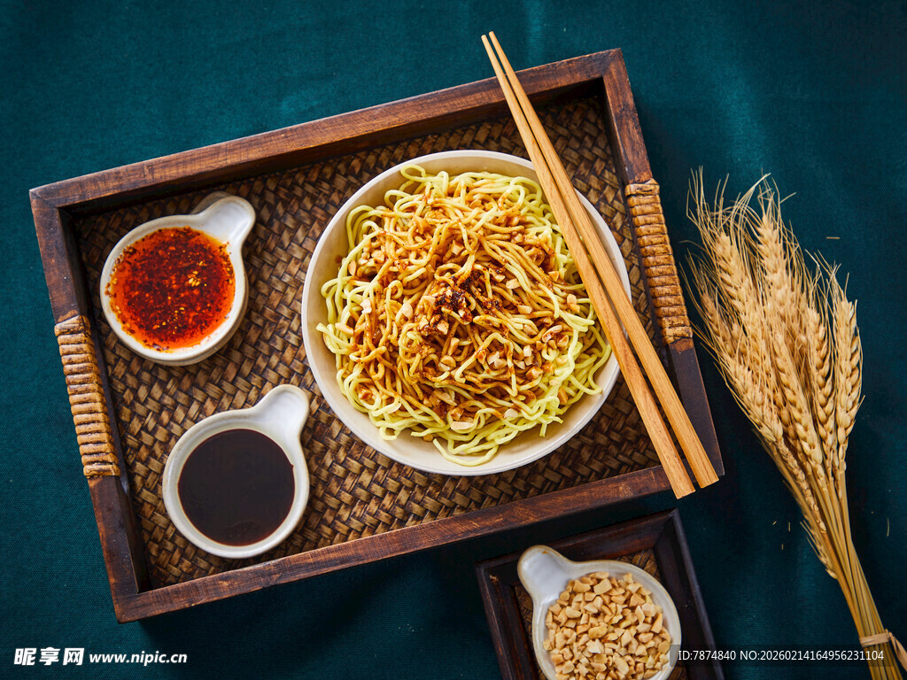 美味中式炒面与蘸料组合