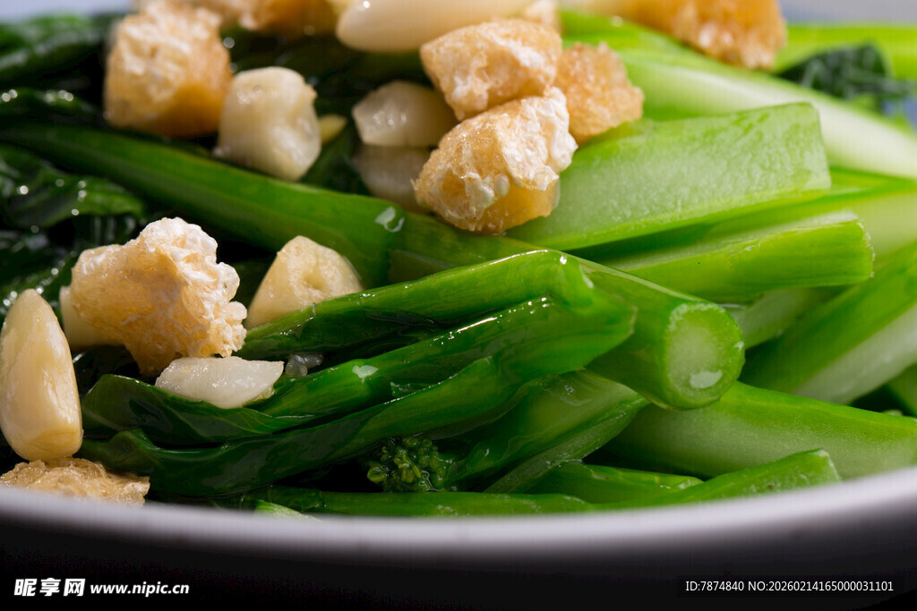 清炒芥蓝配香脆花生