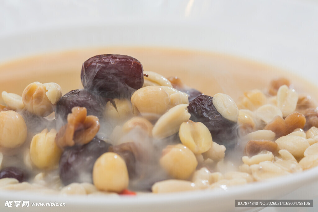 坚果葡萄干燕麦粥