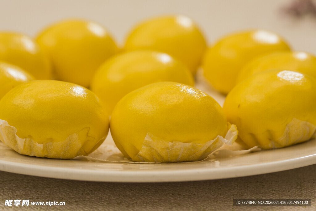 美味黄色糕点陈列盘中