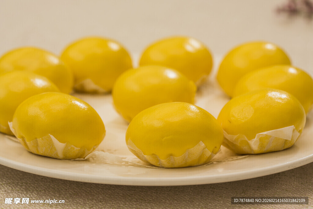 美味黄色糕点摆于盘中
