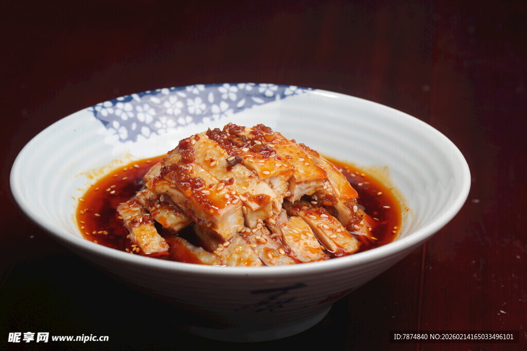 美味红烧肉盛于白碗中