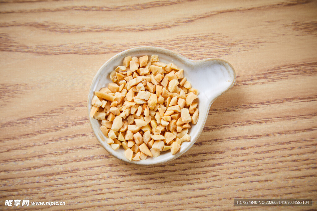 木勺中的美味黄色坚果