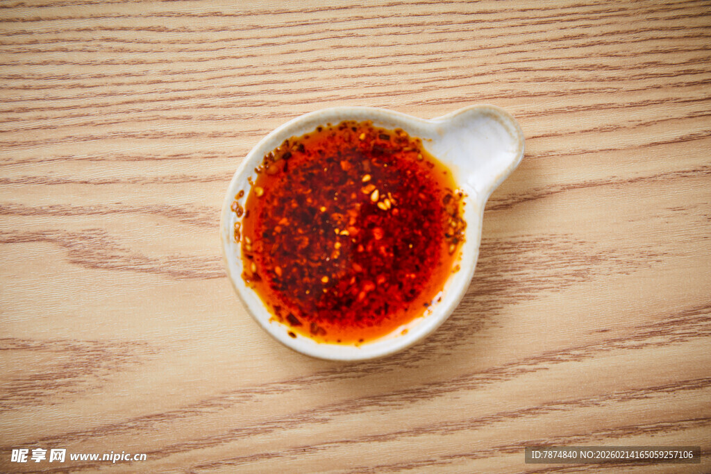 小碟中的美味红辣椒油