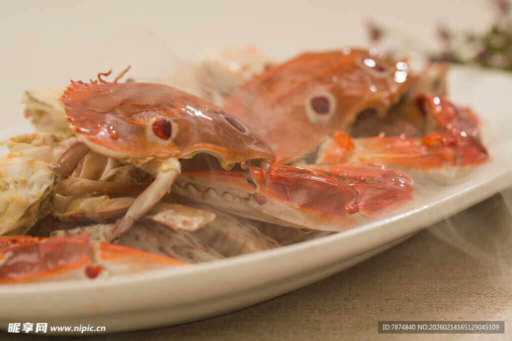 美味熟螃蟹摆盘特写