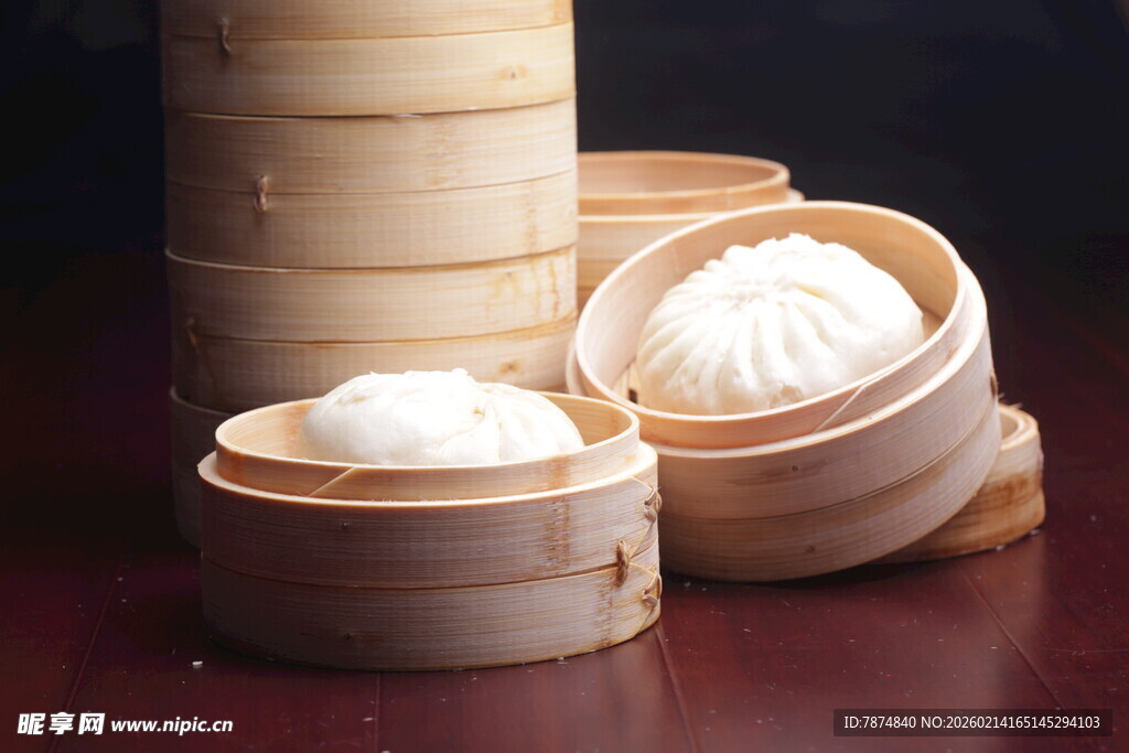 竹制蒸笼里的美味白馒头