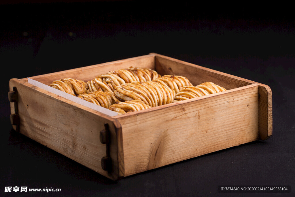 木盒中的美味酥脆饼干