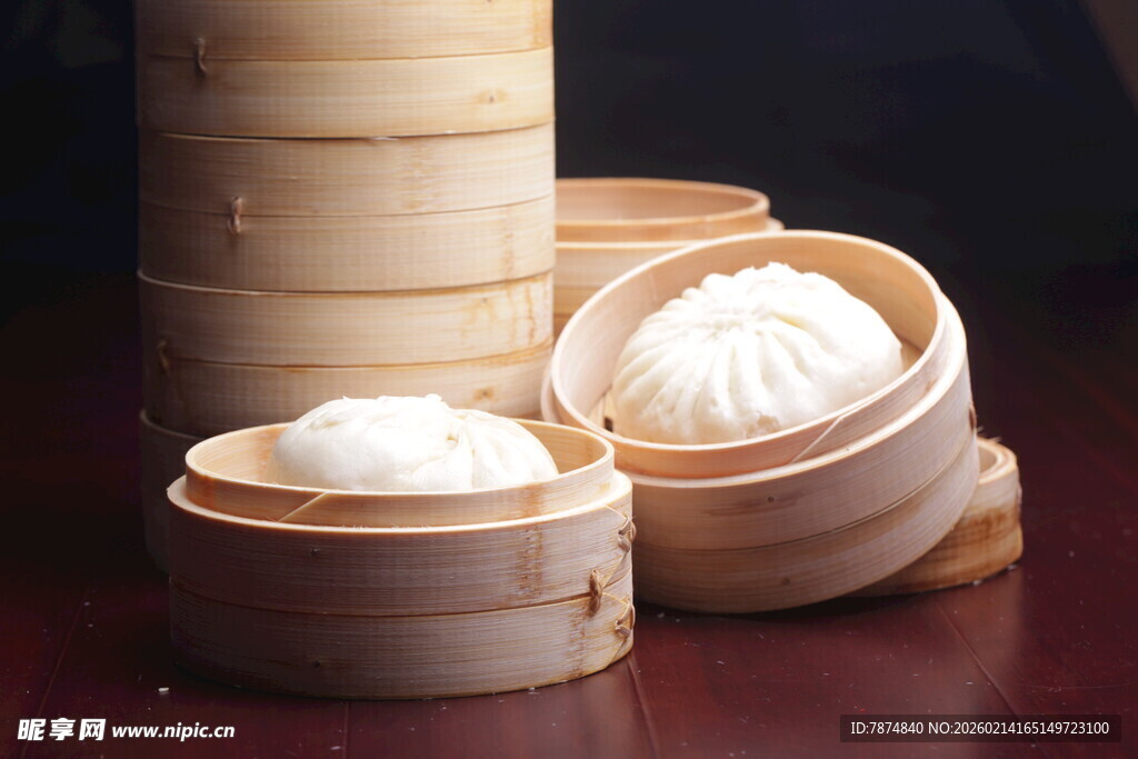 竹制蒸笼里的美味小笼包
