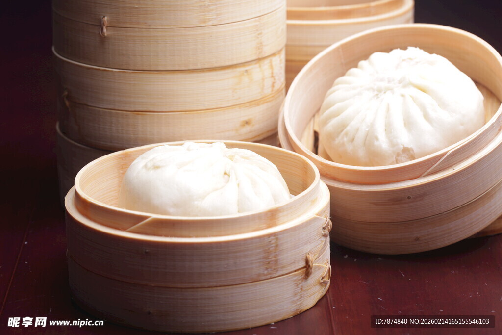 竹制蒸笼里的美味鲜肉包